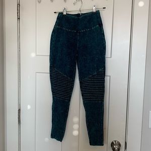 blue zenana leggings with detailing on knees